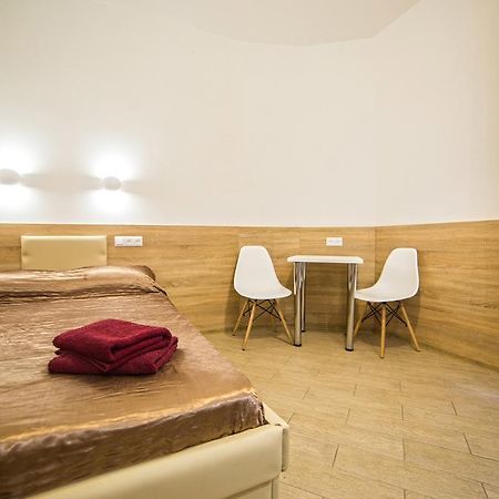 Mini Economy Apartments - Chornovola Avenue - 2 Minutes To The Opera House Lviv Kültér fotó