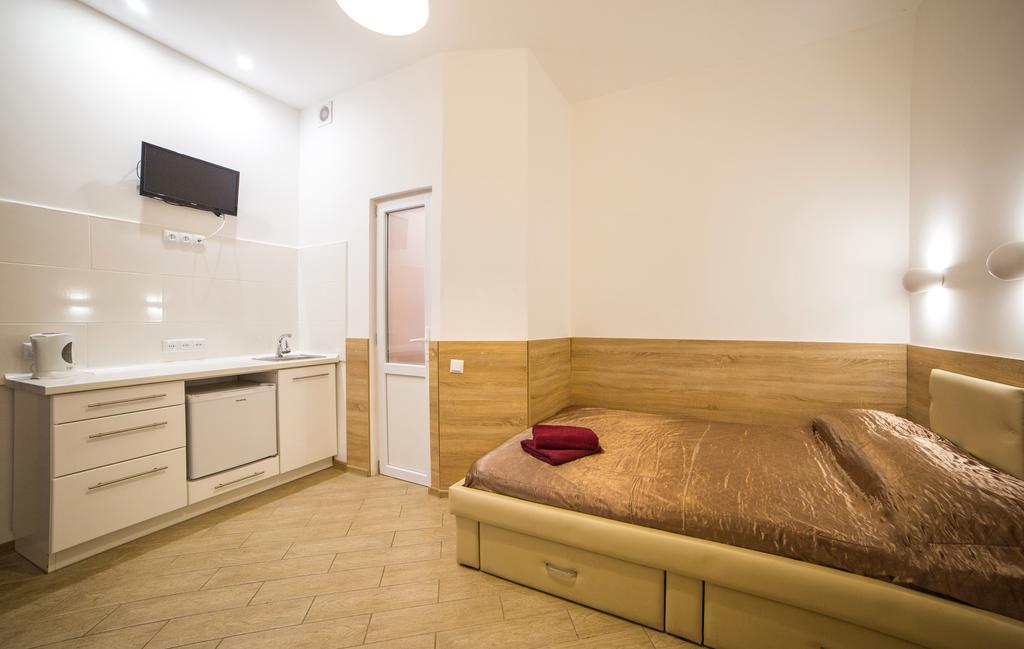Mini Economy Apartments - Chornovola Avenue - 2 Minutes To The Opera House Lviv Kültér fotó