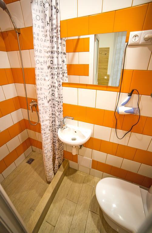 Mini Economy Apartments - Chornovola Avenue - 2 Minutes To The Opera House Lviv Kültér fotó
