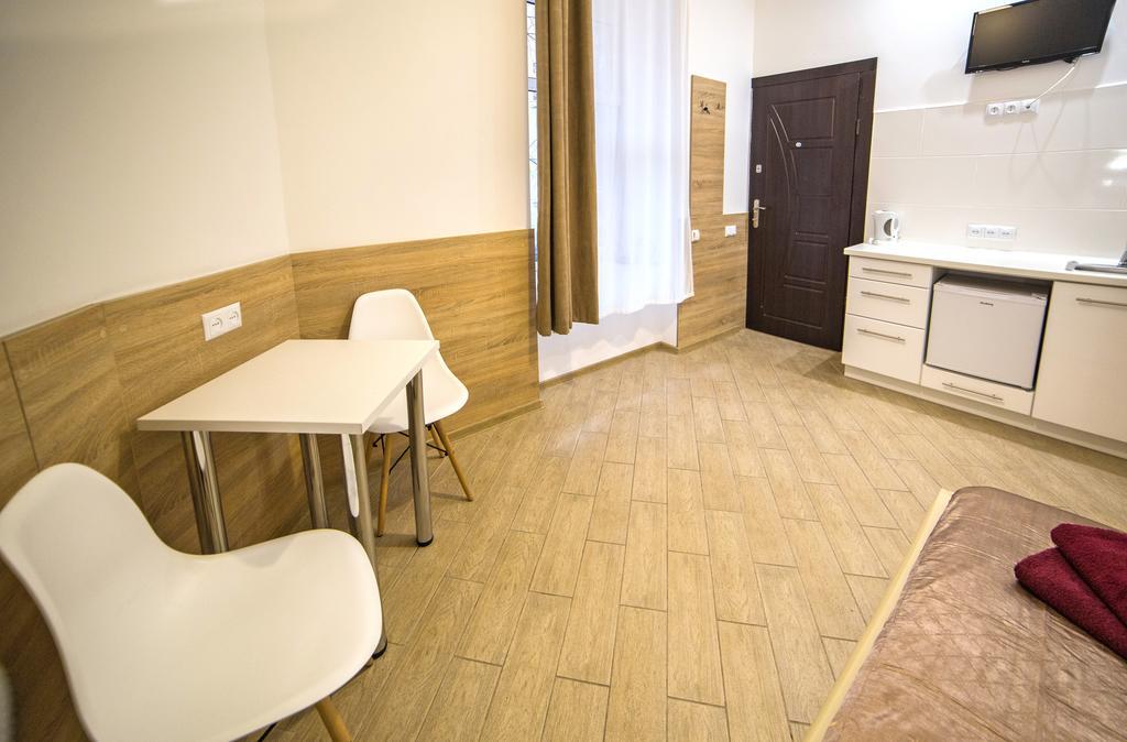 Mini Economy Apartments - Chornovola Avenue - 2 Minutes To The Opera House Lviv Kültér fotó